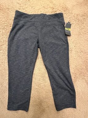 Women’s Tek Gear Heathered Grey Active Capri Mid Rise Leggings. 7/8 crop.
